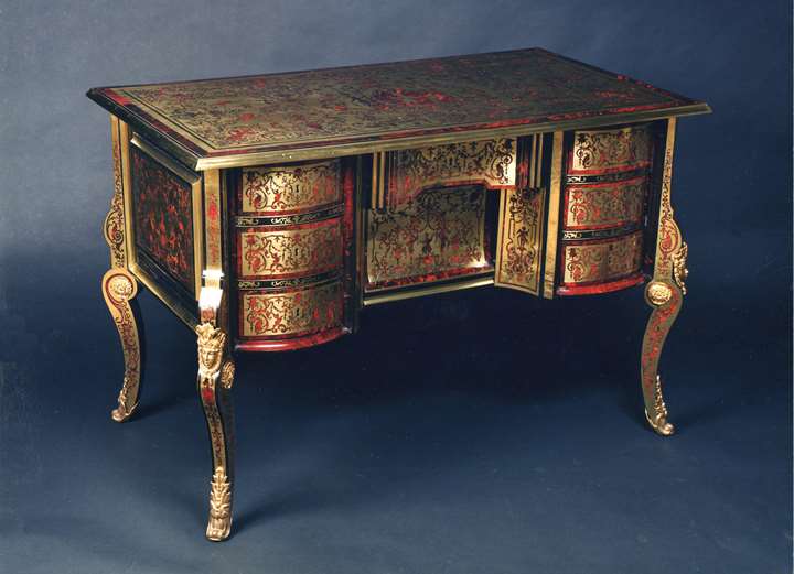 A REGENCE ORMOLU-MOUNTED AND BRASS-INLAID RED TORTOISESHELL BOULLE MARQUETRY BUREAU MAZARIN